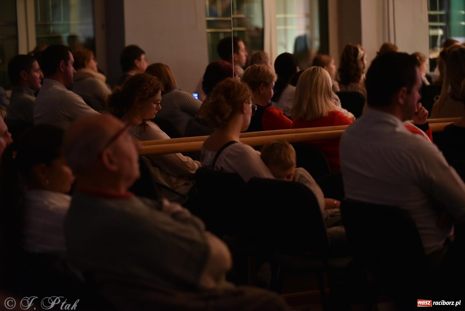 Zdjęcie w galerii na portalu naszraciborz.pl: Młodzi wokaliści z MDK na koncercie jesiennym wiadomości z regionu