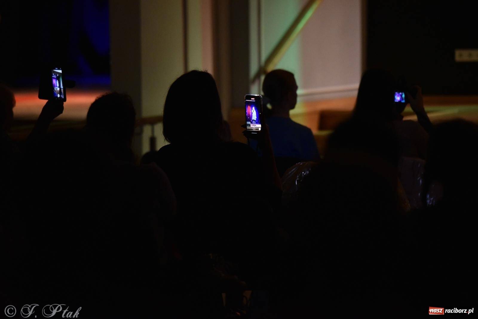 Zdjęcie w galerii na portalu naszraciborz.pl: Młodzi wokaliści z MDK na koncercie jesiennym wiadomości z regionu