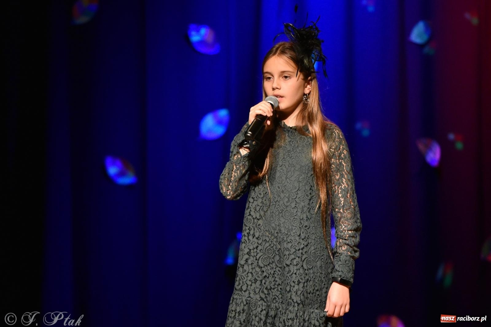 Zdjęcie w galerii na portalu naszraciborz.pl: Młodzi wokaliści z MDK na koncercie jesiennym wiadomości z regionu