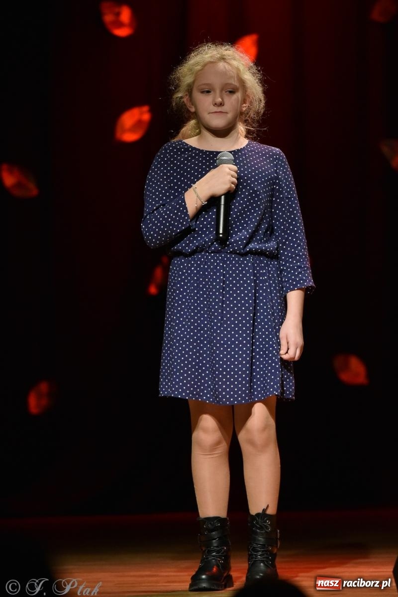 Zdjęcie w galerii na portalu naszraciborz.pl: Młodzi wokaliści z MDK na koncercie jesiennym wiadomości z regionu