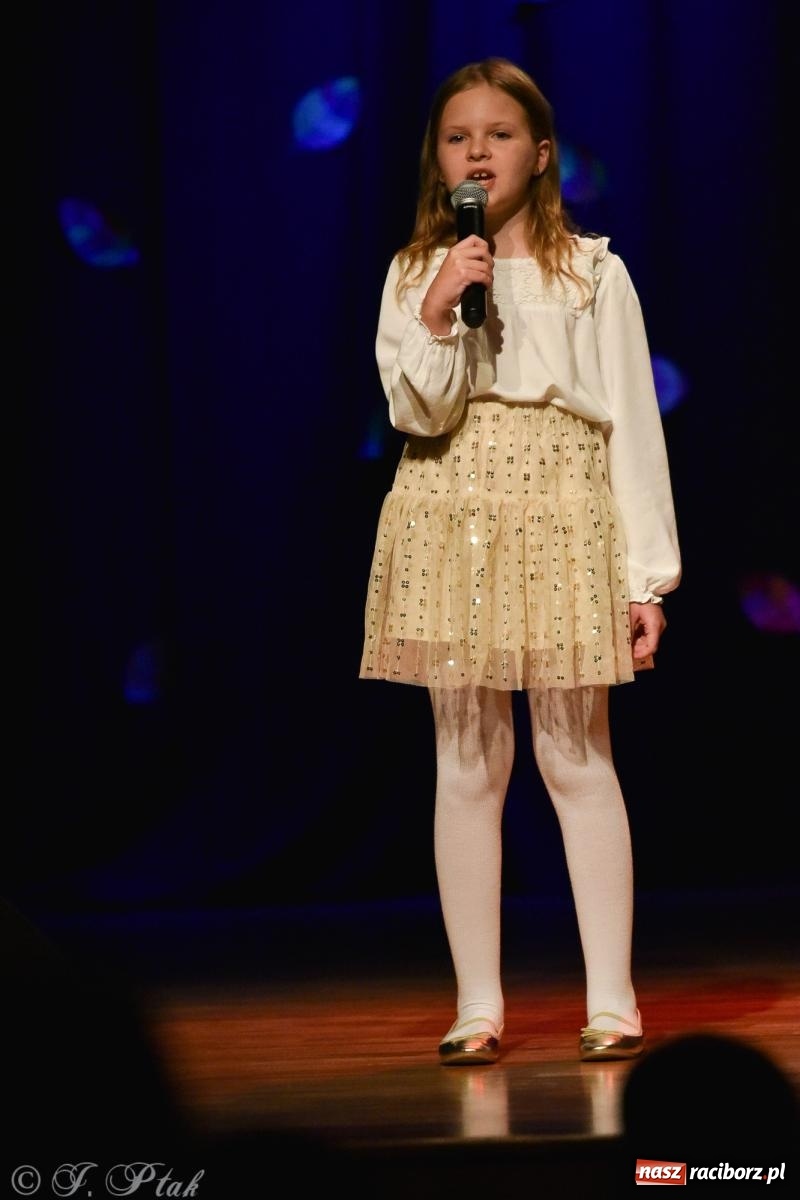 Zdjęcie w galerii na portalu naszraciborz.pl: Młodzi wokaliści z MDK na koncercie jesiennym wiadomości z regionu