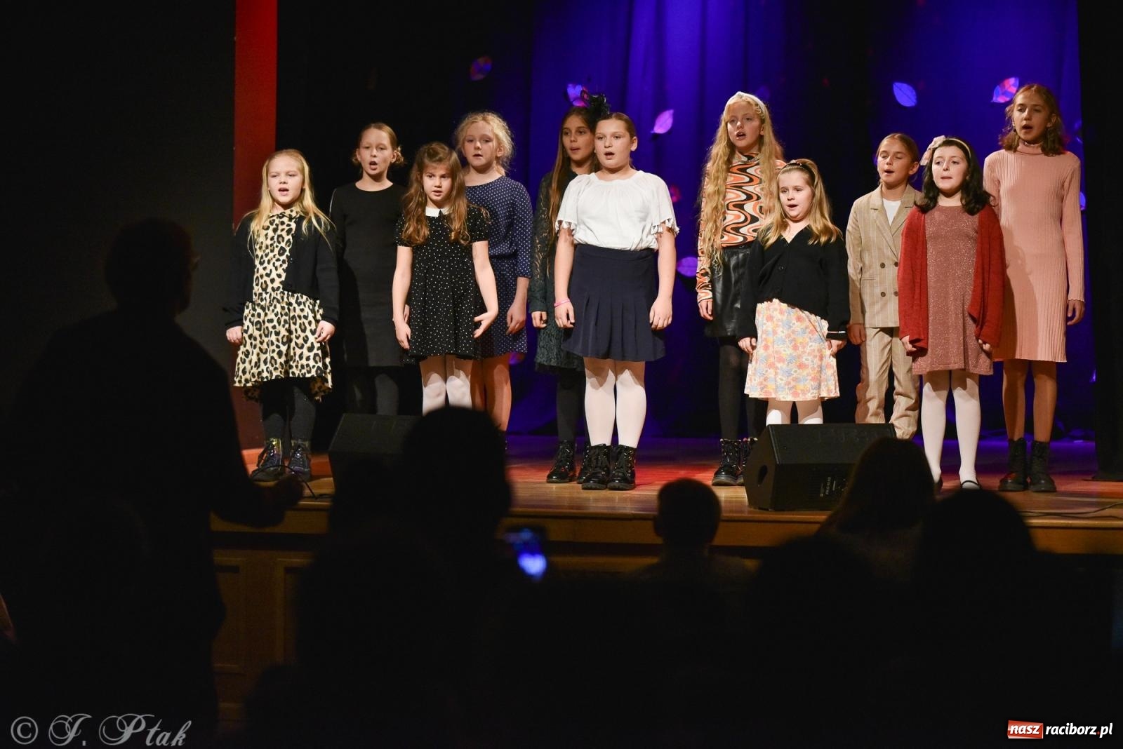 Zdjęcie w galerii na portalu naszraciborz.pl: Młodzi wokaliści z MDK na koncercie jesiennym wiadomości z regionu