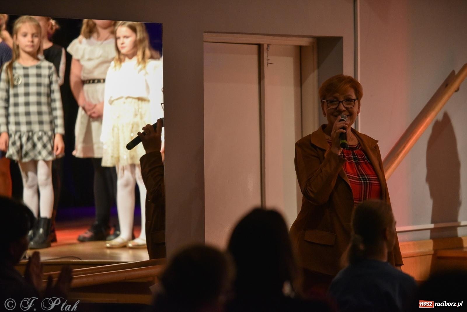 Zdjęcie w galerii na portalu naszraciborz.pl: Młodzi wokaliści z MDK na koncercie jesiennym wiadomości z regionu
