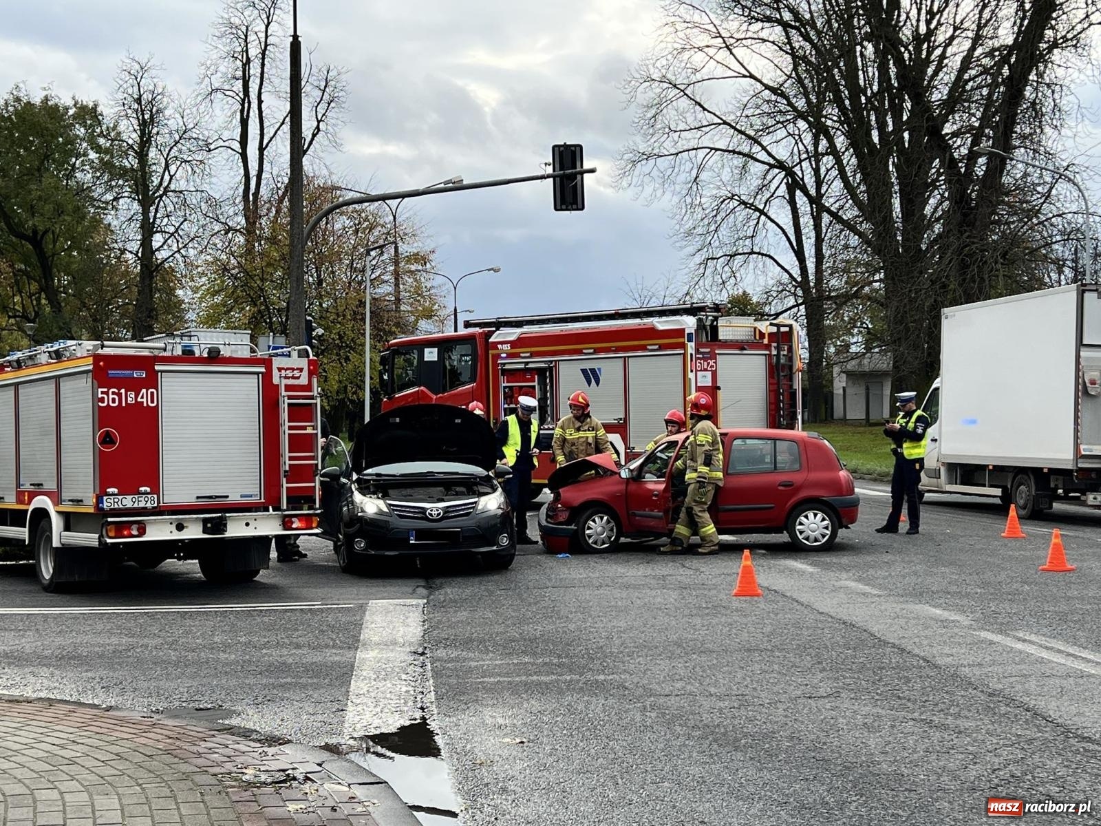 Zdjęcie w galerii na portalu naszraciborz.pl: Zderzenie renault i toyoty przy klasztorze Annuntiata [FOTO] wiadomości z regionu