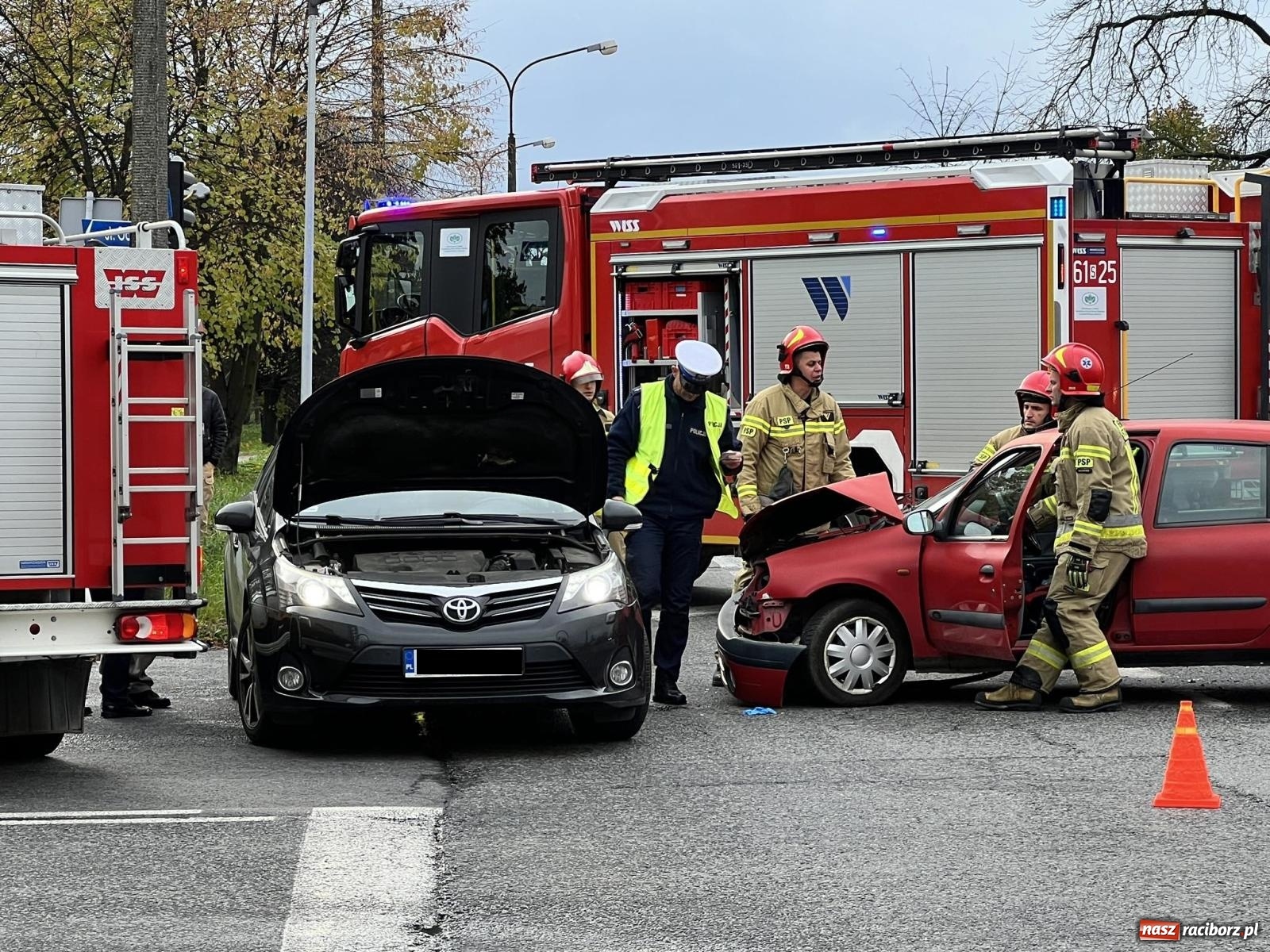 Zdjęcie w galerii na portalu naszraciborz.pl: Zderzenie renault i toyoty przy klasztorze Annuntiata [FOTO] wiadomości z regionu