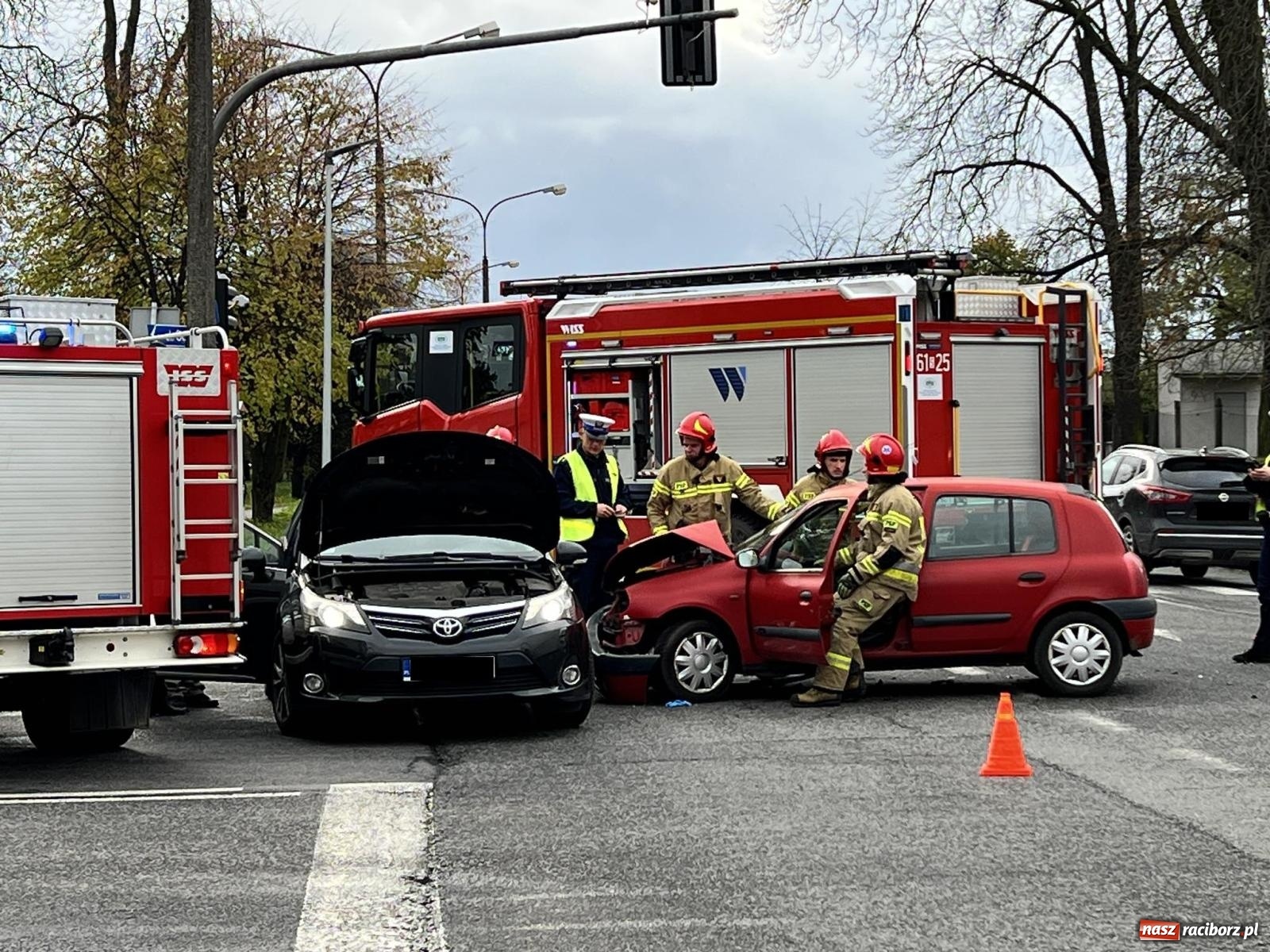 Zdjęcie w galerii na portalu naszraciborz.pl: Zderzenie renault i toyoty przy klasztorze Annuntiata [FOTO] wiadomości z regionu