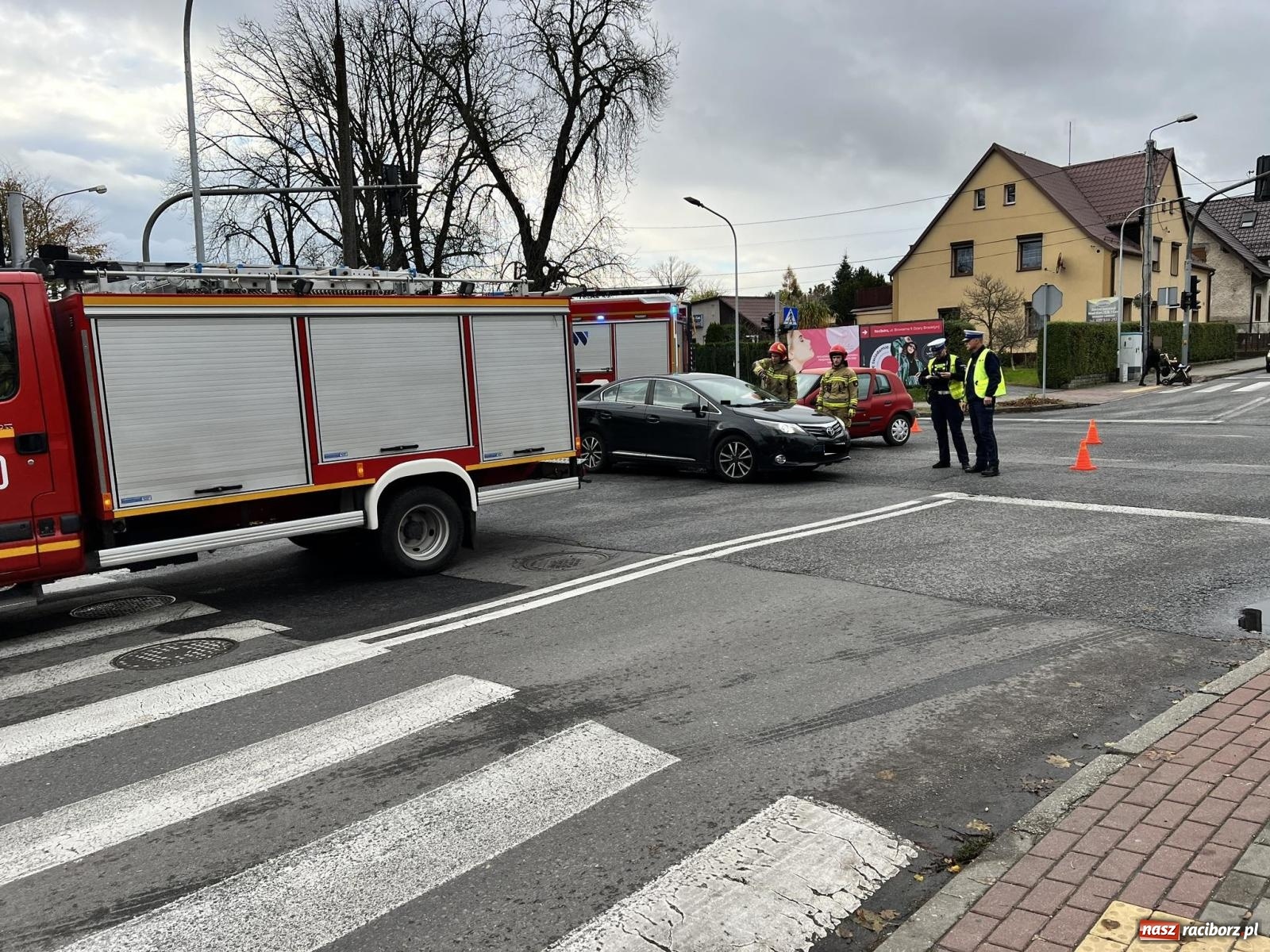 Zdjęcie w galerii na portalu naszraciborz.pl: Zderzenie renault i toyoty przy klasztorze Annuntiata [FOTO] wiadomości z regionu