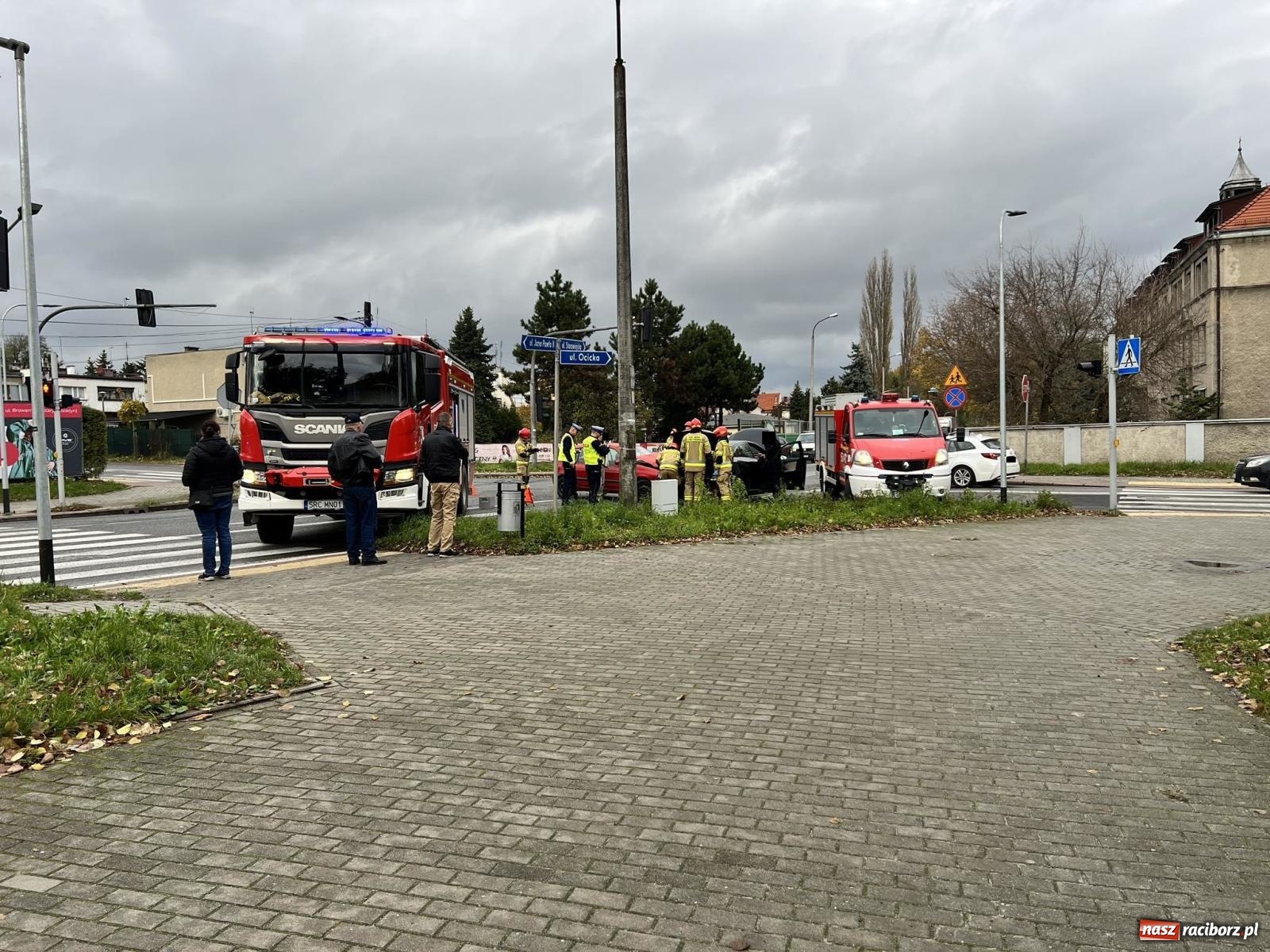 Zdjęcie w galerii na portalu naszraciborz.pl: Zderzenie renault i toyoty przy klasztorze Annuntiata [FOTO] wiadomości z regionu