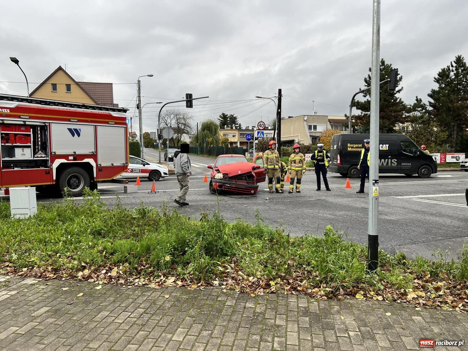 Zdjęcie w galerii na portalu naszraciborz.pl: Zderzenie renault i toyoty przy klasztorze Annuntiata [FOTO] wiadomości z regionu