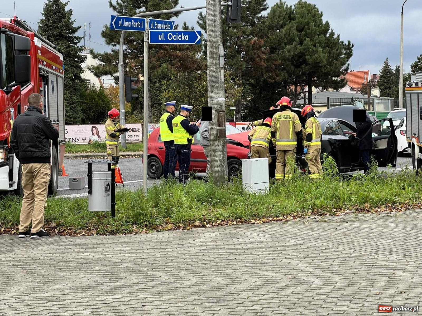 Zdjęcie w galerii na portalu naszraciborz.pl: Zderzenie renault i toyoty przy klasztorze Annuntiata [FOTO] wiadomości z regionu