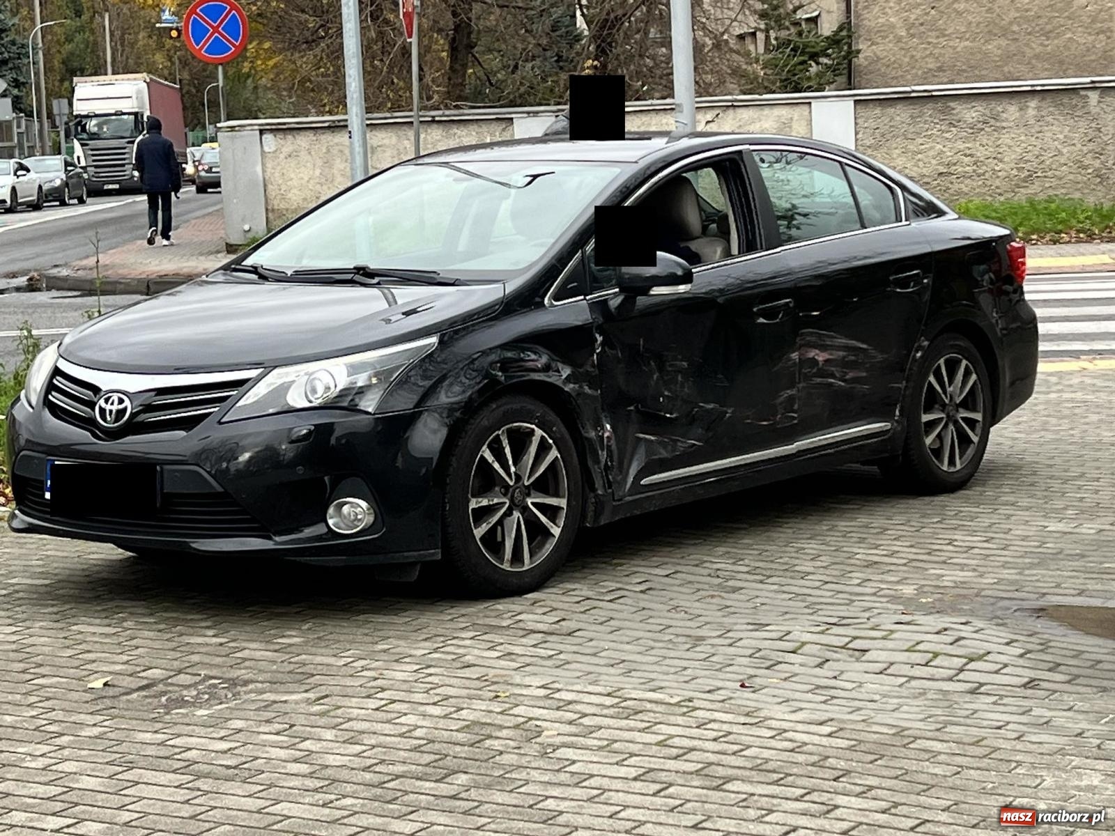 Zdjęcie w galerii na portalu naszraciborz.pl: Zderzenie renault i toyoty przy klasztorze Annuntiata [FOTO] wiadomości z regionu