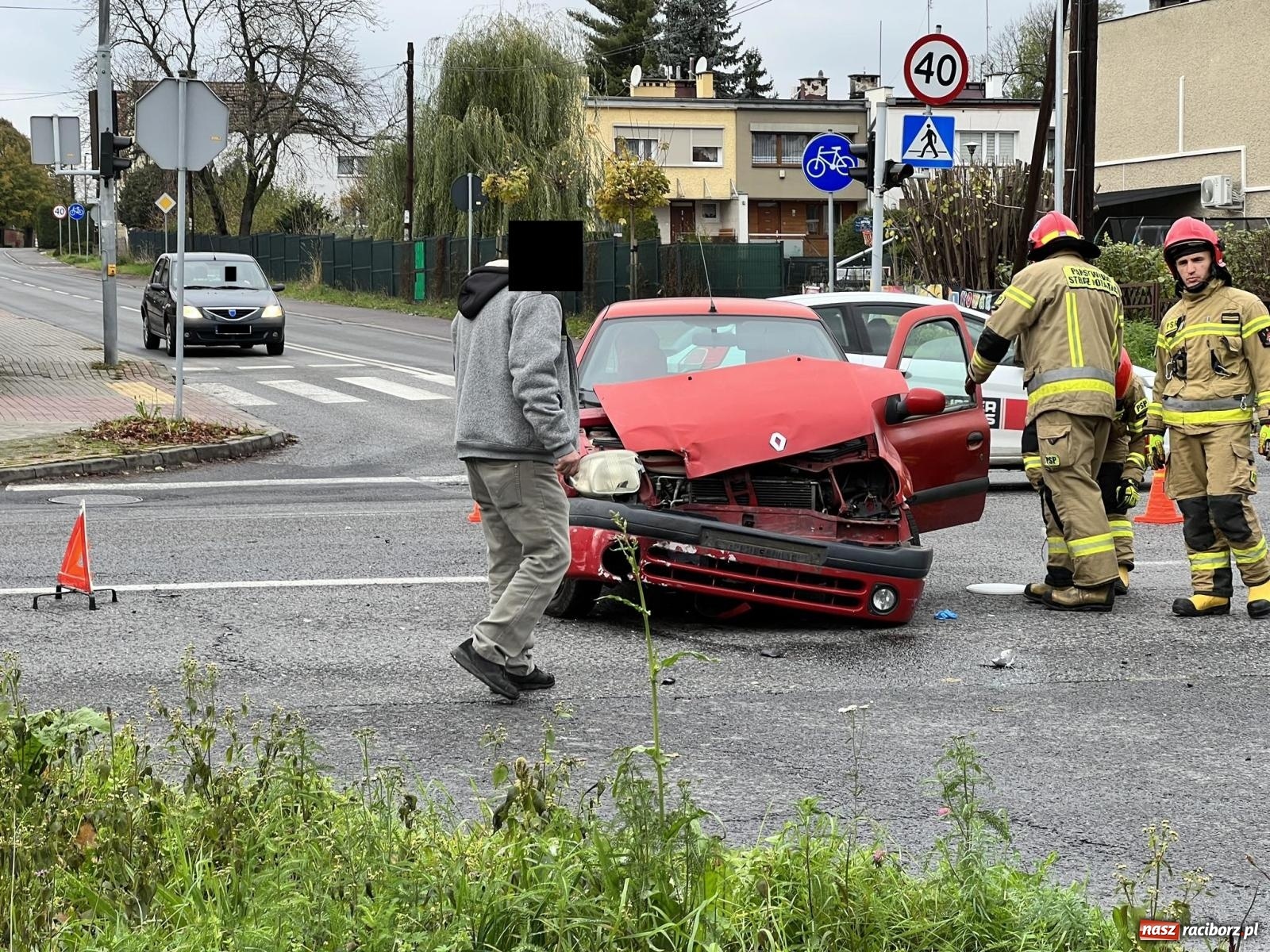 Zdjęcie w galerii na portalu naszraciborz.pl: Zderzenie renault i toyoty przy klasztorze Annuntiata [FOTO] wiadomości z regionu