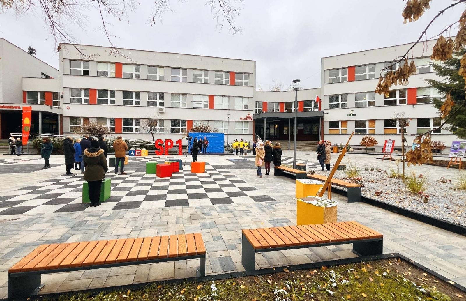 Zdjęcie w galerii na portalu naszraciborz.pl: Zielony Zakątek przy SP 1 oficjalnie otwarty wiadomości z regionu