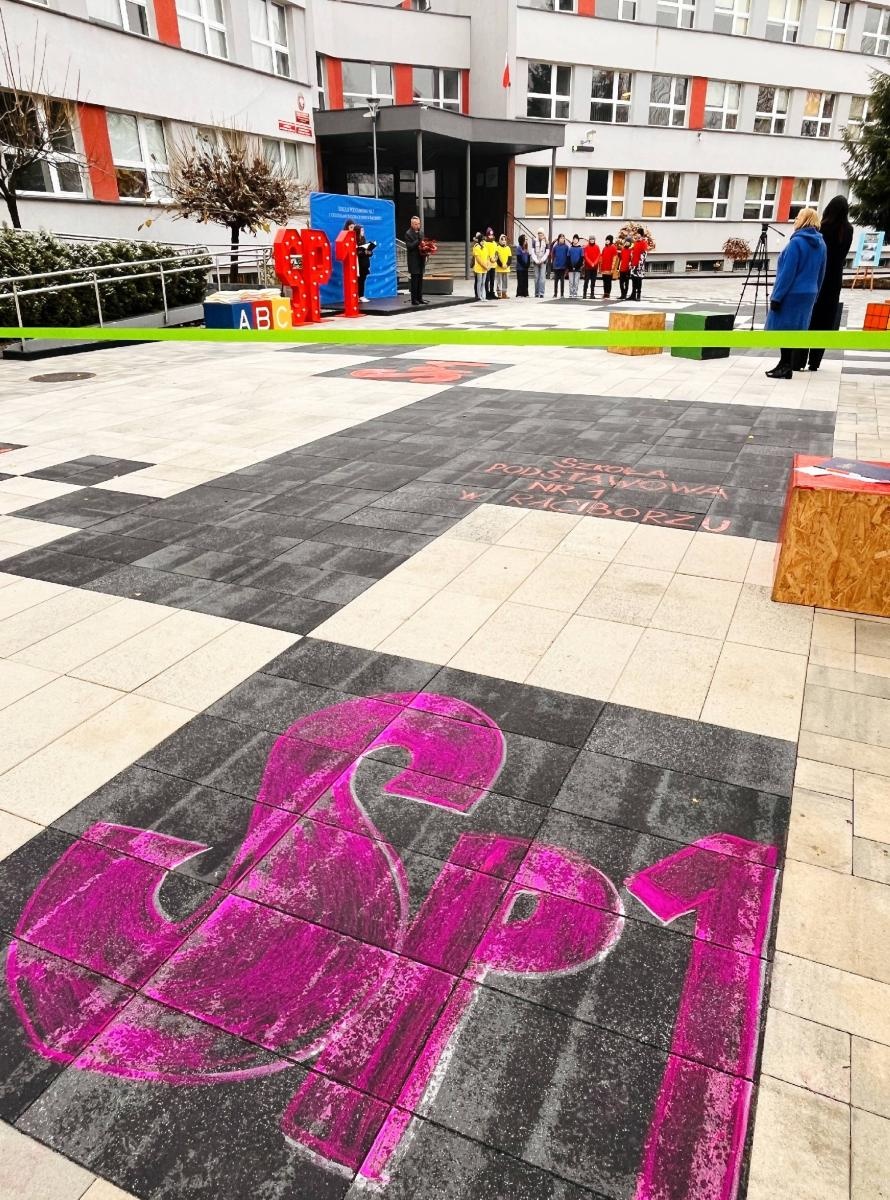 Zdjęcie w galerii na portalu naszraciborz.pl: Zielony Zakątek przy SP 1 oficjalnie otwarty wiadomości z regionu