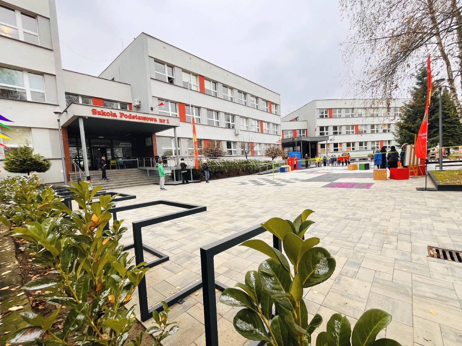 Zdjęcie w galerii na portalu naszraciborz.pl: Zielony Zakątek przy SP 1 oficjalnie otwarty wiadomości z regionu