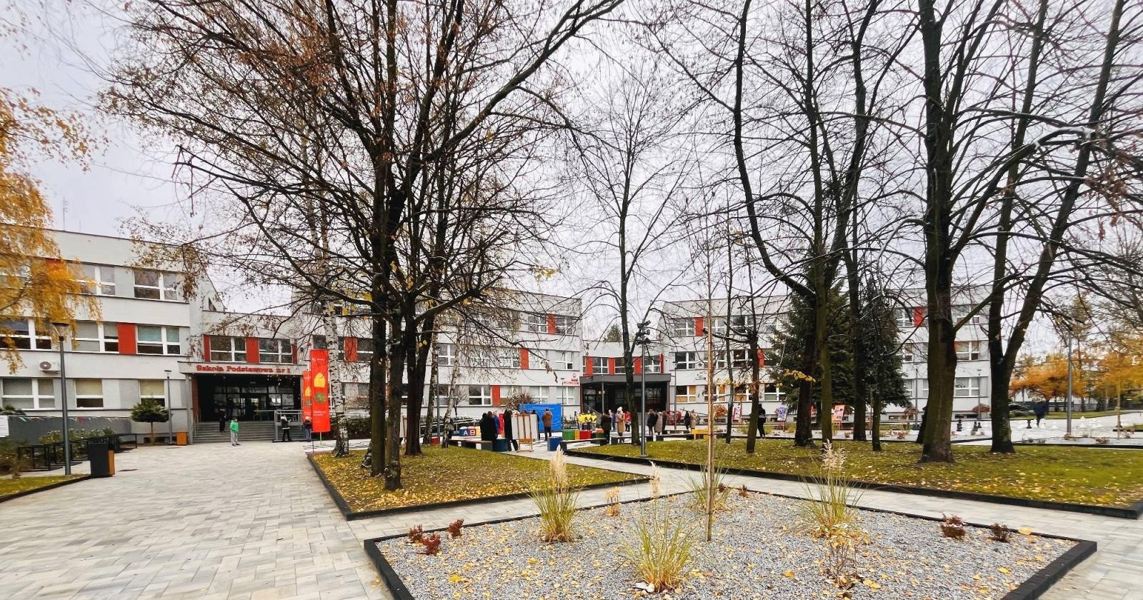 Zdjęcie w galerii na portalu naszraciborz.pl: Zielony Zakątek przy SP 1 oficjalnie otwarty wiadomości z regionu