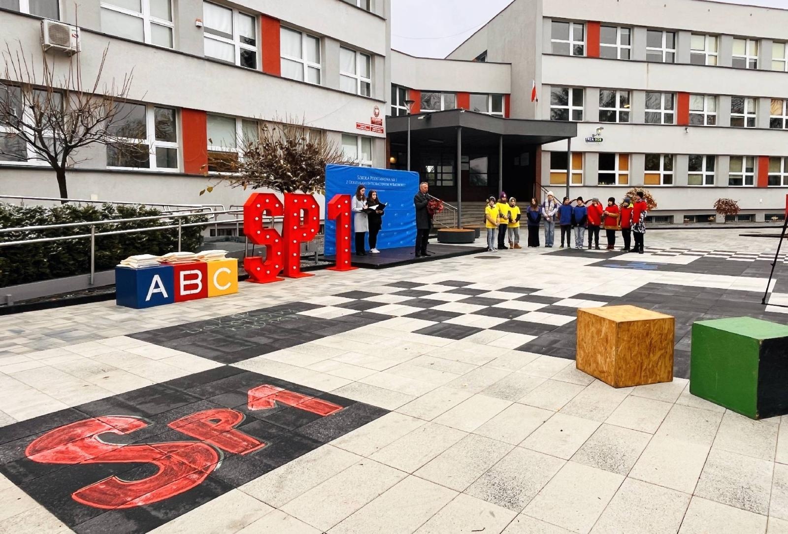 Zdjęcie w galerii na portalu naszraciborz.pl: Zielony Zakątek przy SP 1 oficjalnie otwarty wiadomości z regionu