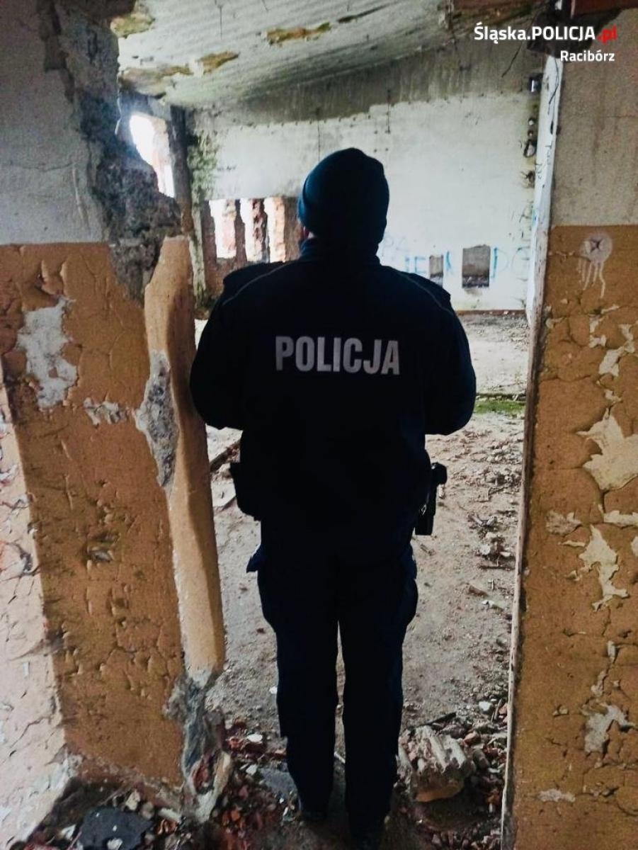 Zdjęcie w galerii na portalu naszraciborz.pl: Policja penetruje miejsca przebywania bezdomnych. Apeluje do mieszkańców o pomoc wiadomości z regionu