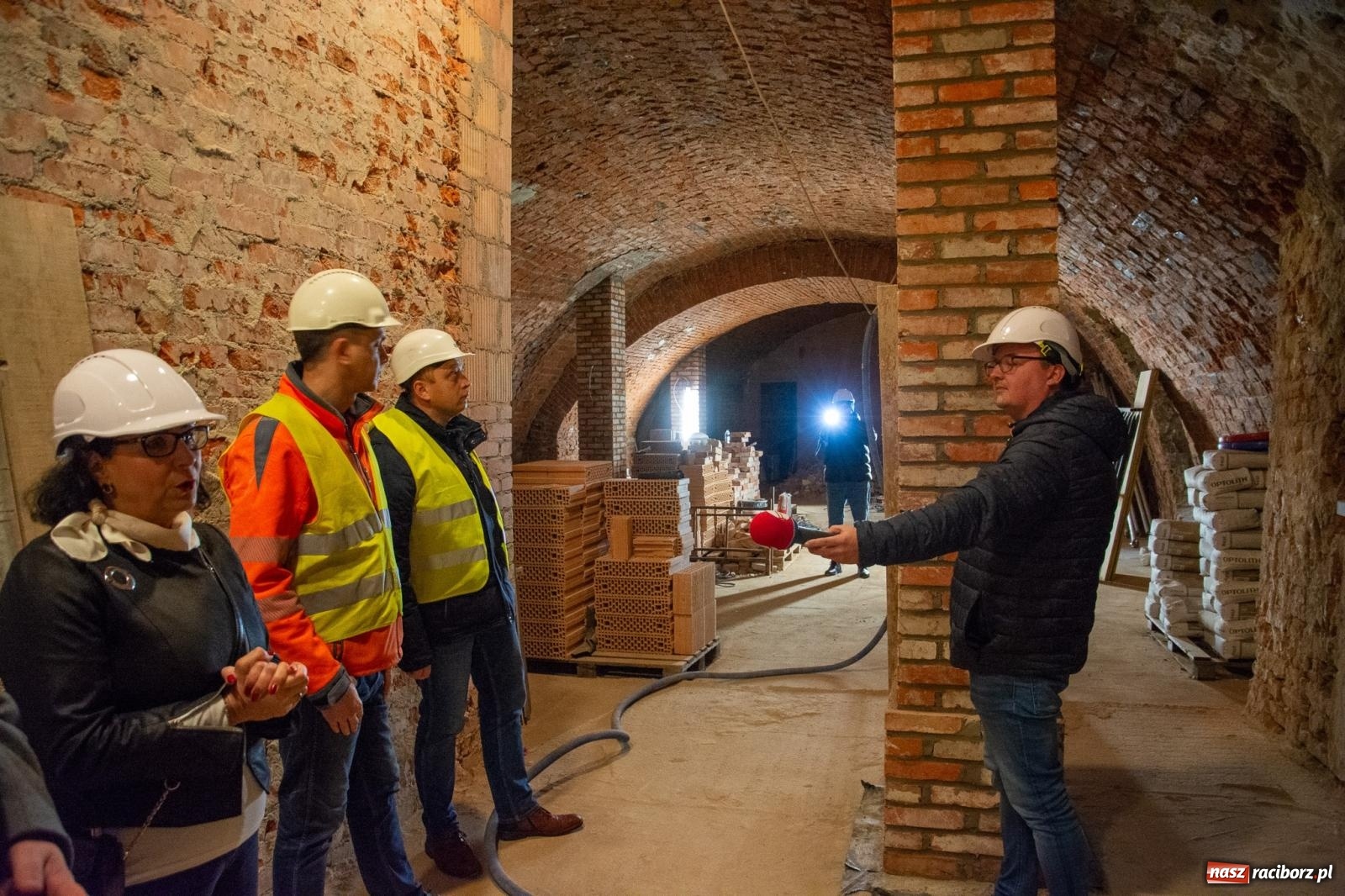 Zdjęcie w galerii na portalu naszraciborz.pl: Słodownia bez tajemnic. Starosta pokazał, jak powstaje multimedialne muzeum na zamku wiadomości z regionu