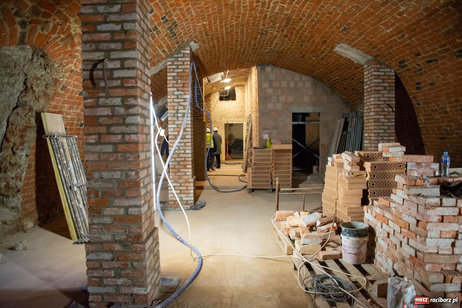 Zdjęcie w galerii na portalu naszraciborz.pl: Słodownia bez tajemnic. Starosta pokazał, jak powstaje multimedialne muzeum na zamku wiadomości z regionu