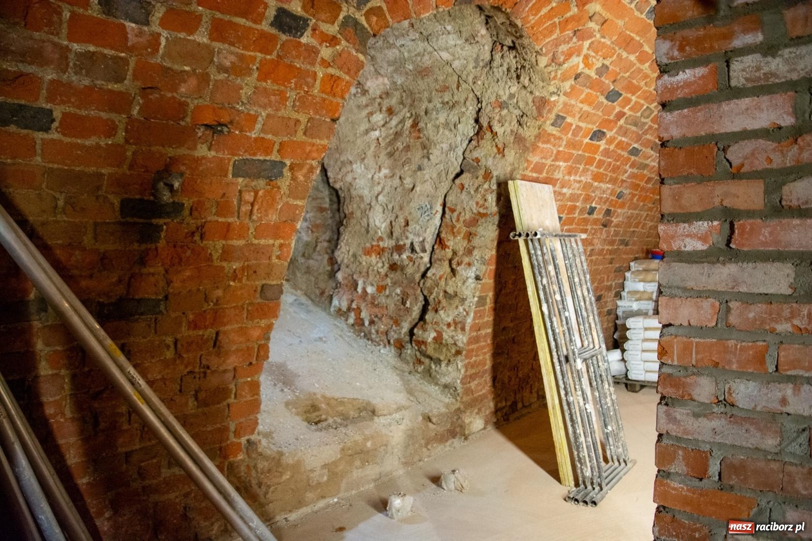 Zdjęcie w galerii na portalu naszraciborz.pl: Słodownia bez tajemnic. Starosta pokazał, jak powstaje multimedialne muzeum na zamku wiadomości z regionu