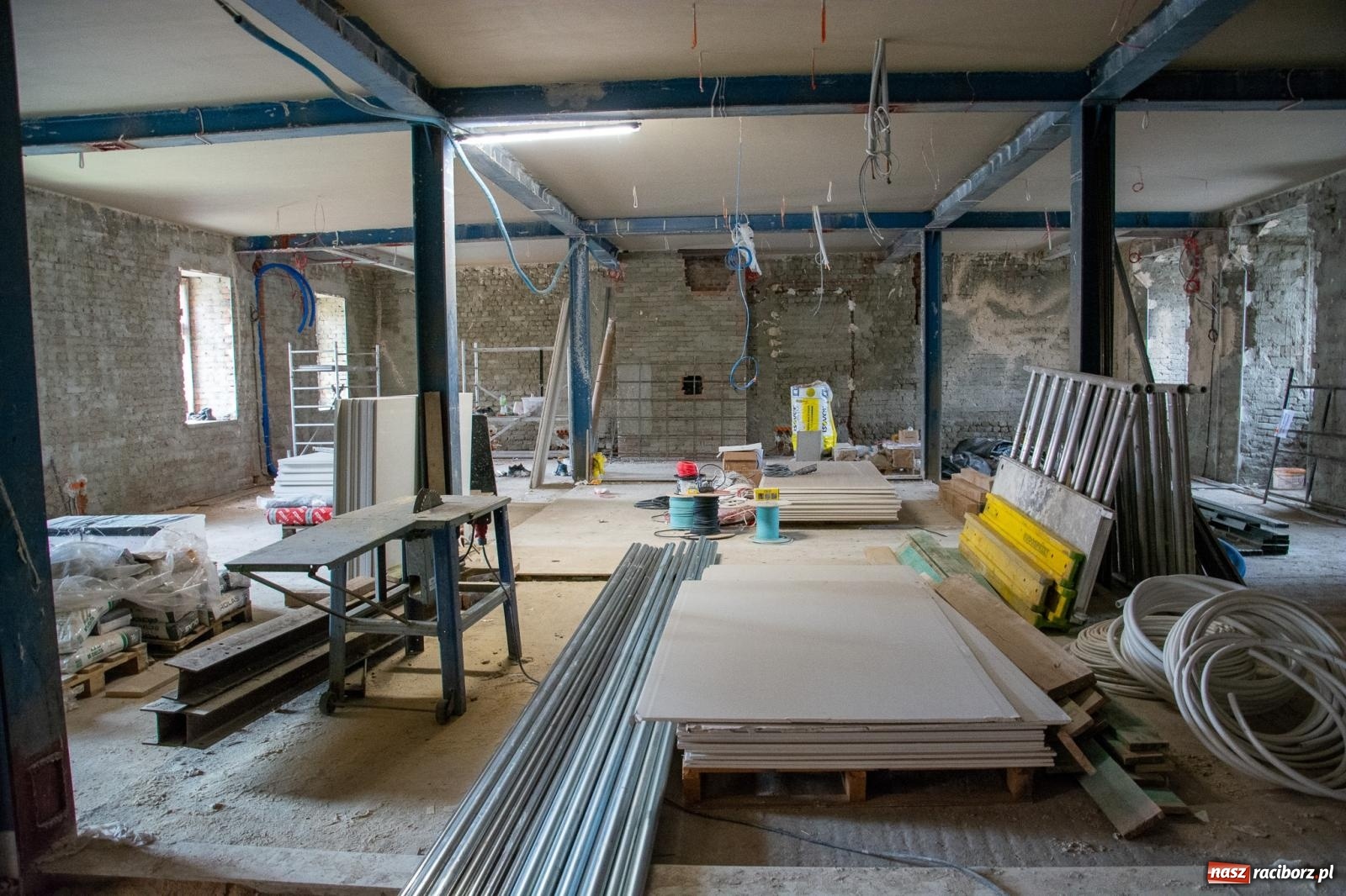 Zdjęcie w galerii na portalu naszraciborz.pl: Słodownia bez tajemnic. Starosta pokazał, jak powstaje multimedialne muzeum na zamku wiadomości z regionu