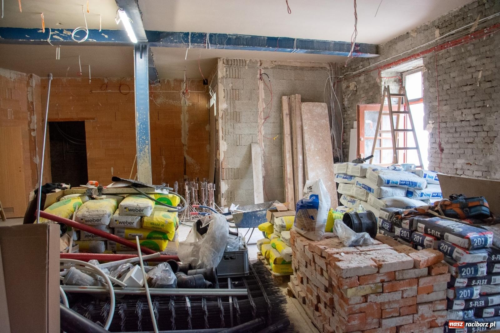 Zdjęcie w galerii na portalu naszraciborz.pl: Słodownia bez tajemnic. Starosta pokazał, jak powstaje multimedialne muzeum na zamku wiadomości z regionu