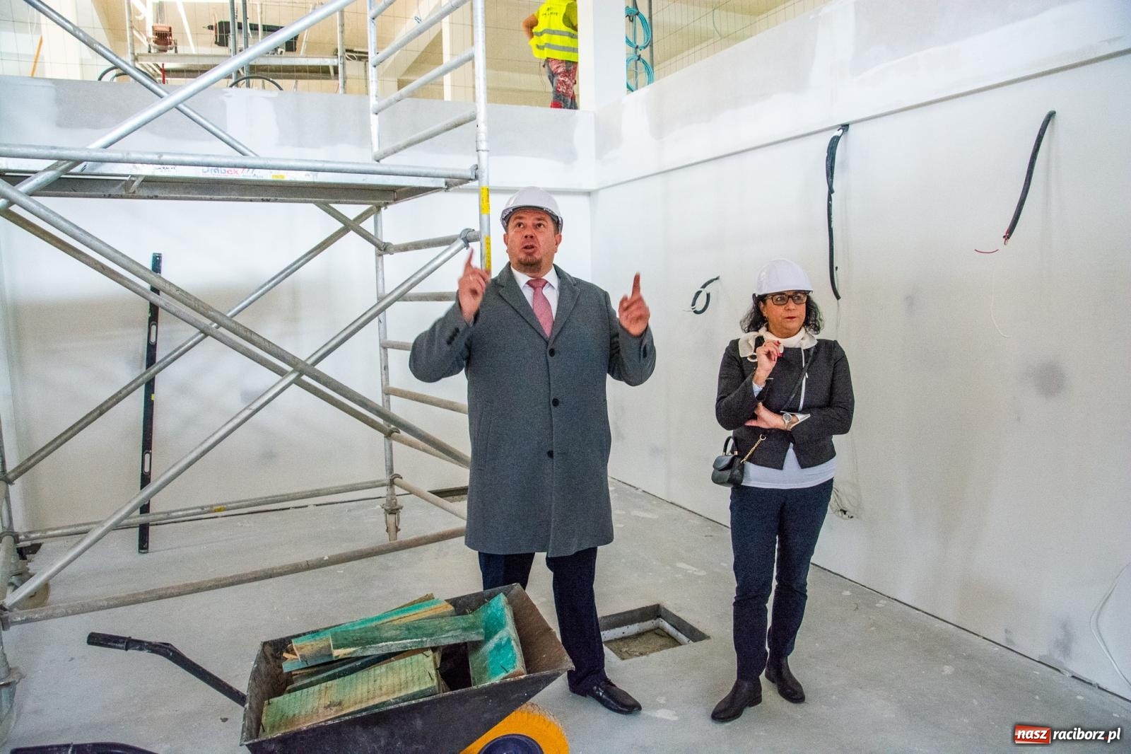 Zdjęcie w galerii na portalu naszraciborz.pl: Słodownia bez tajemnic. Starosta pokazał, jak powstaje multimedialne muzeum na zamku wiadomości z regionu