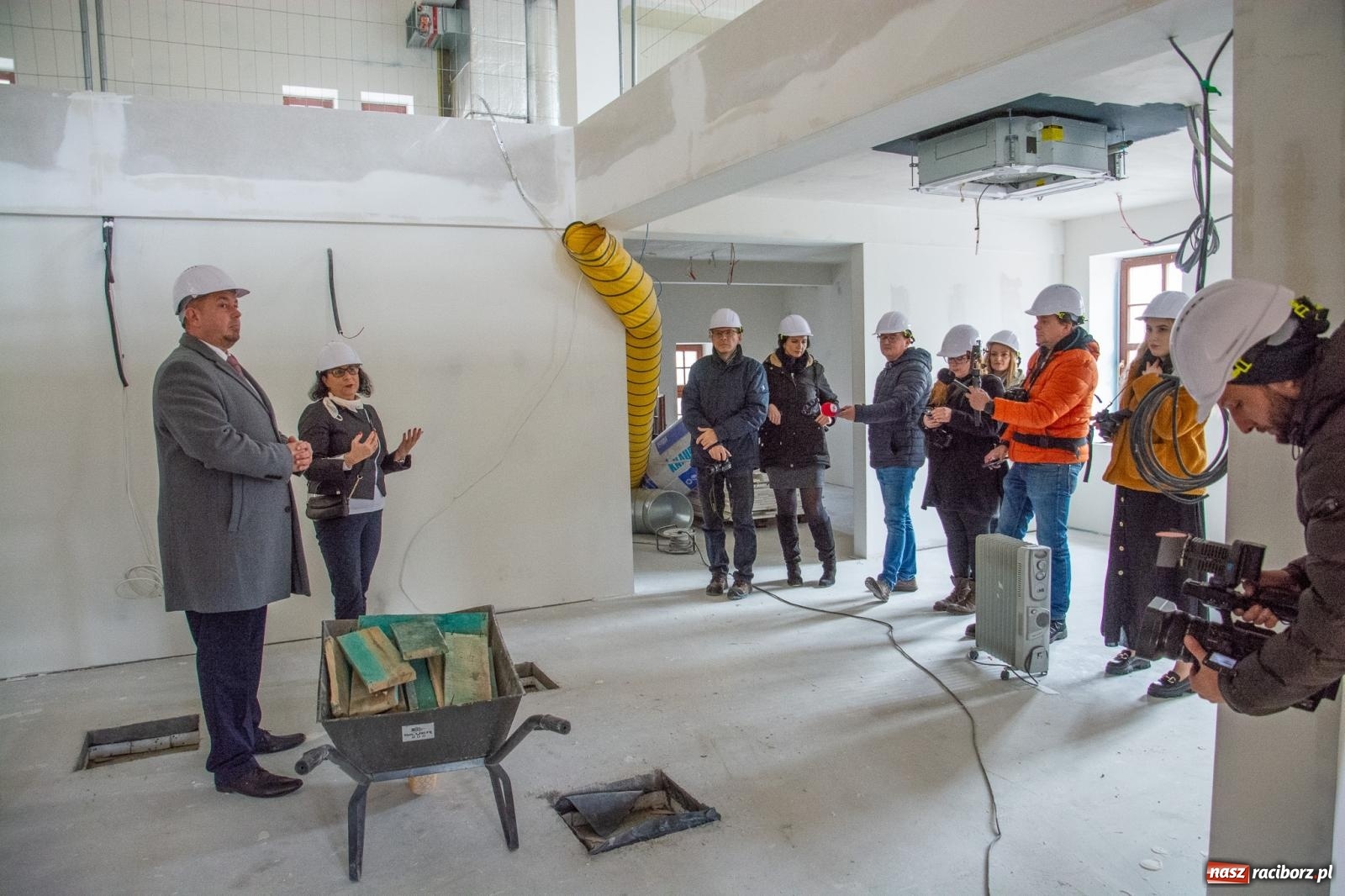 Zdjęcie w galerii na portalu naszraciborz.pl: Słodownia bez tajemnic. Starosta pokazał, jak powstaje multimedialne muzeum na zamku wiadomości z regionu