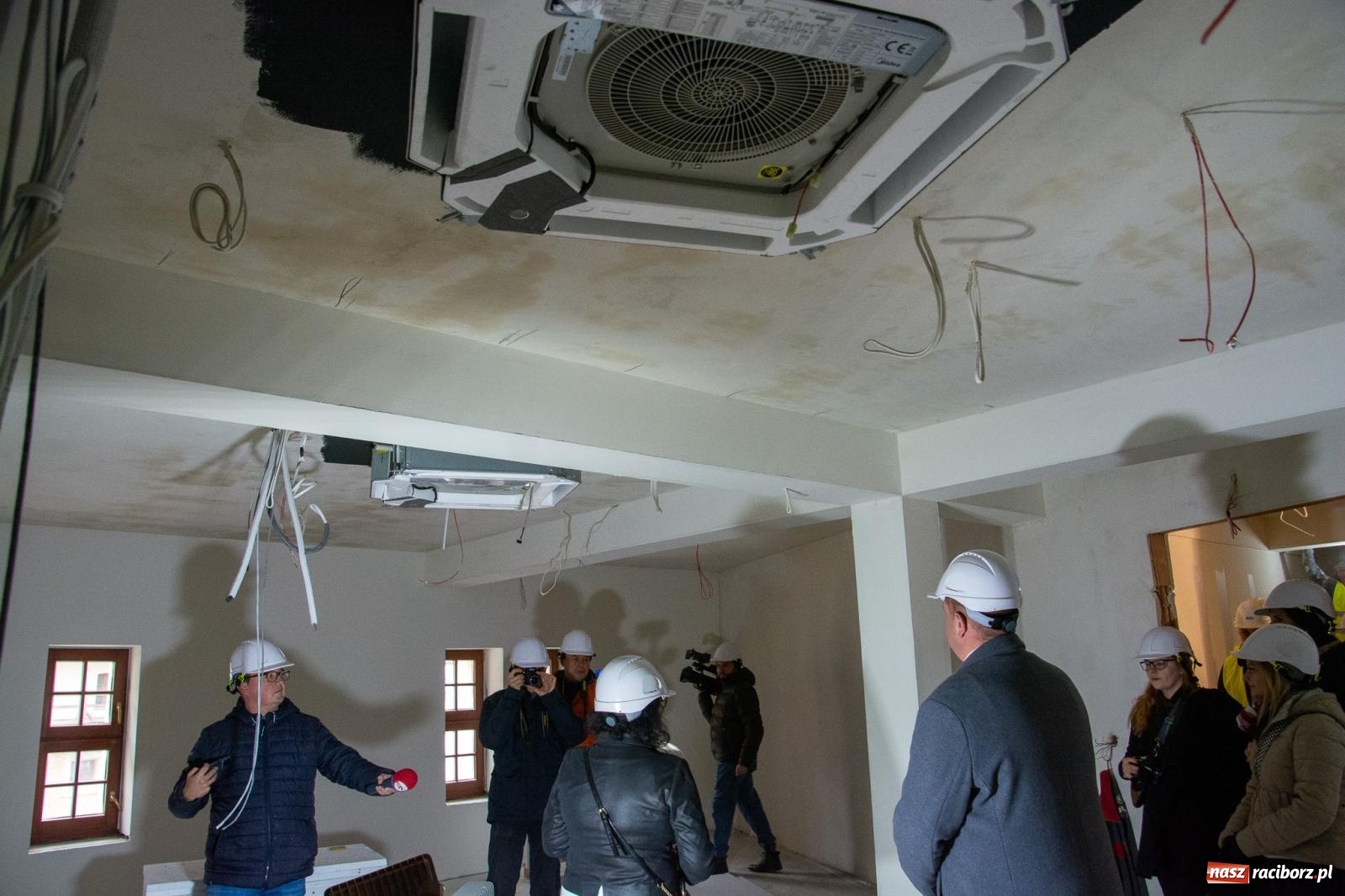 Zdjęcie w galerii na portalu naszraciborz.pl: Słodownia bez tajemnic. Starosta pokazał, jak powstaje multimedialne muzeum na zamku wiadomości z regionu