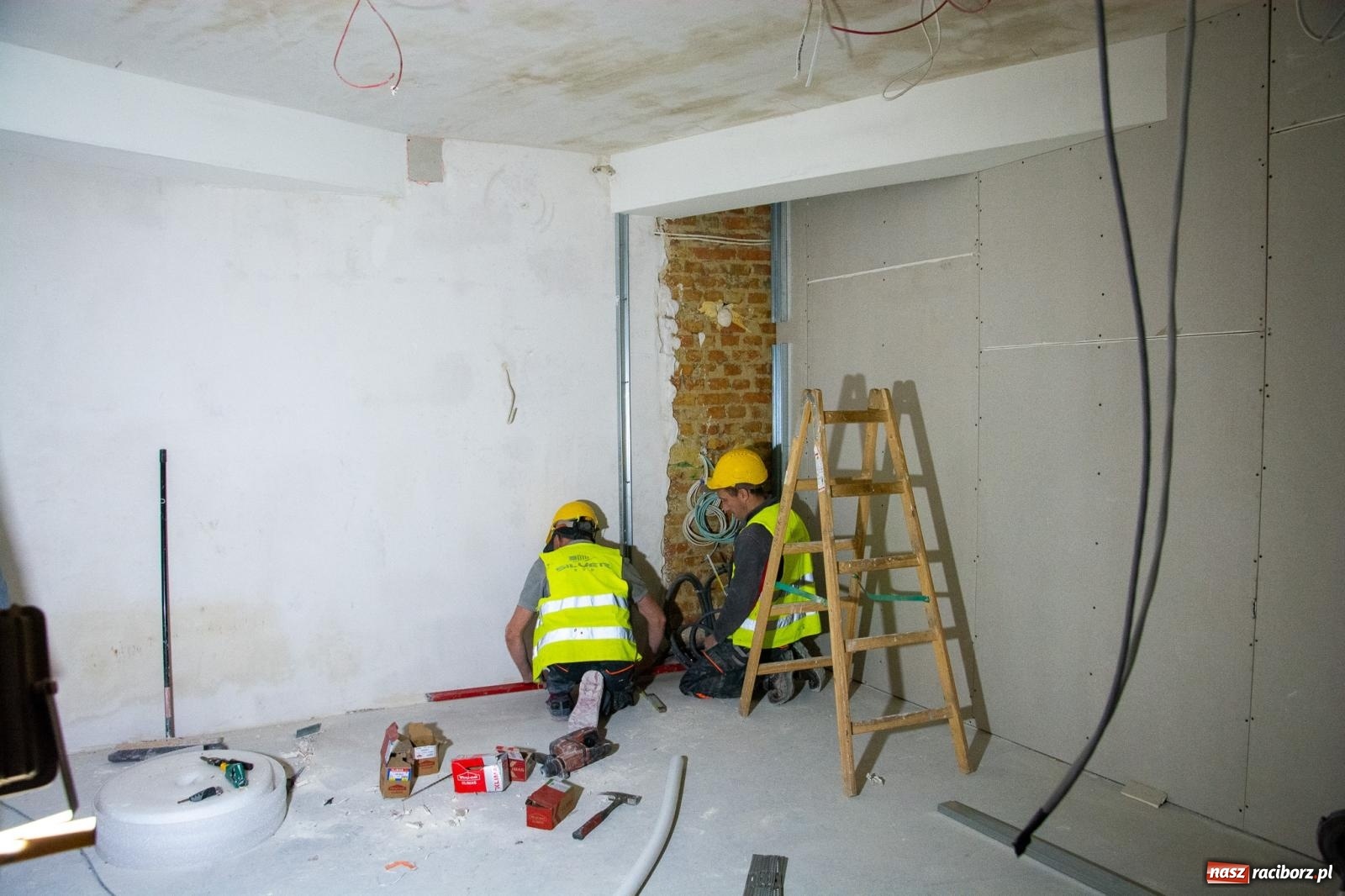 Zdjęcie w galerii na portalu naszraciborz.pl: Słodownia bez tajemnic. Starosta pokazał, jak powstaje multimedialne muzeum na zamku wiadomości z regionu