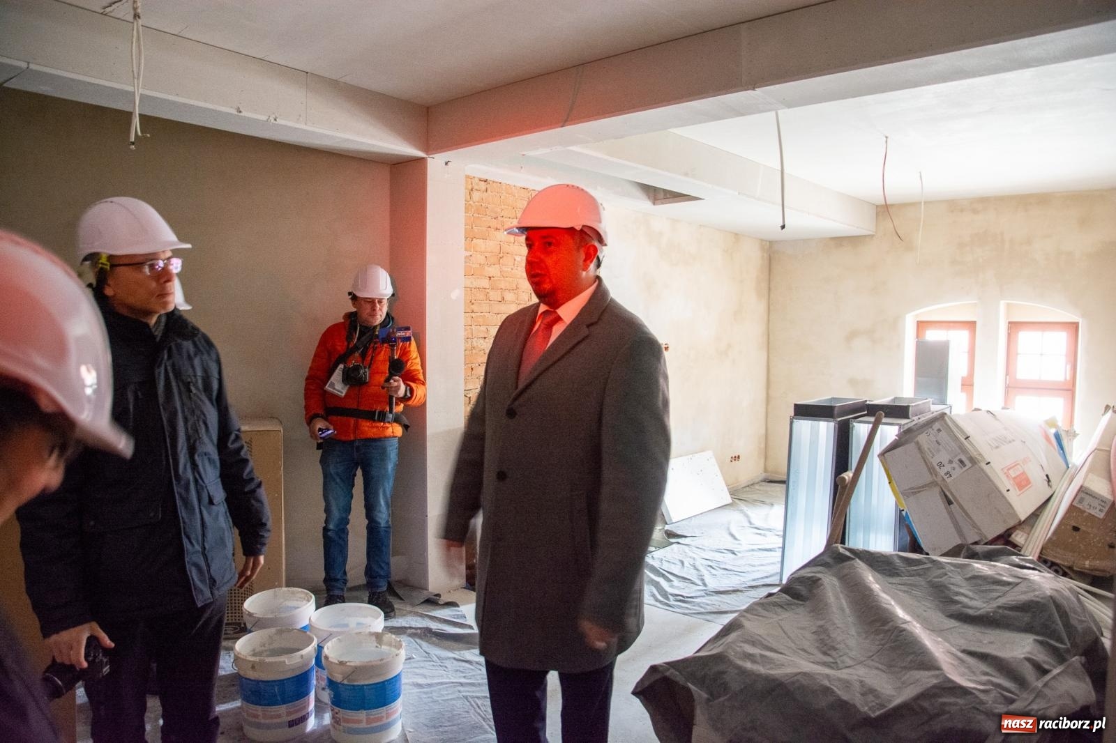 Zdjęcie w galerii na portalu naszraciborz.pl: Słodownia bez tajemnic. Starosta pokazał, jak powstaje multimedialne muzeum na zamku wiadomości z regionu