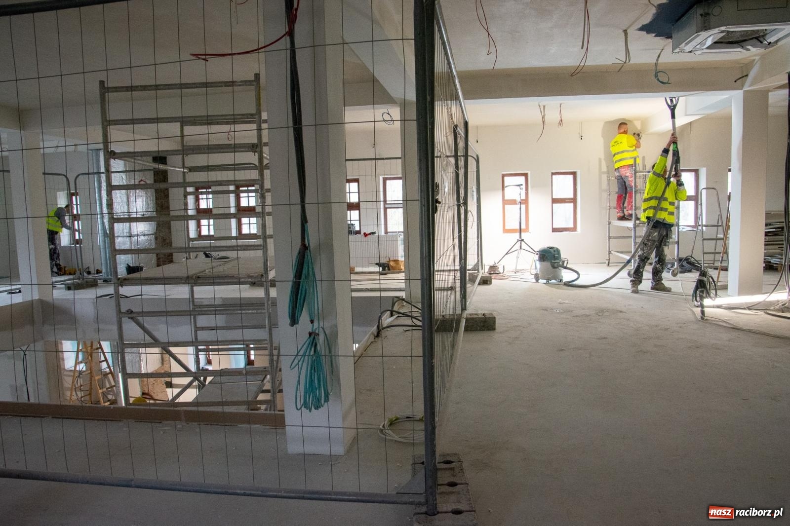 Zdjęcie w galerii na portalu naszraciborz.pl: Słodownia bez tajemnic. Starosta pokazał, jak powstaje multimedialne muzeum na zamku wiadomości z regionu