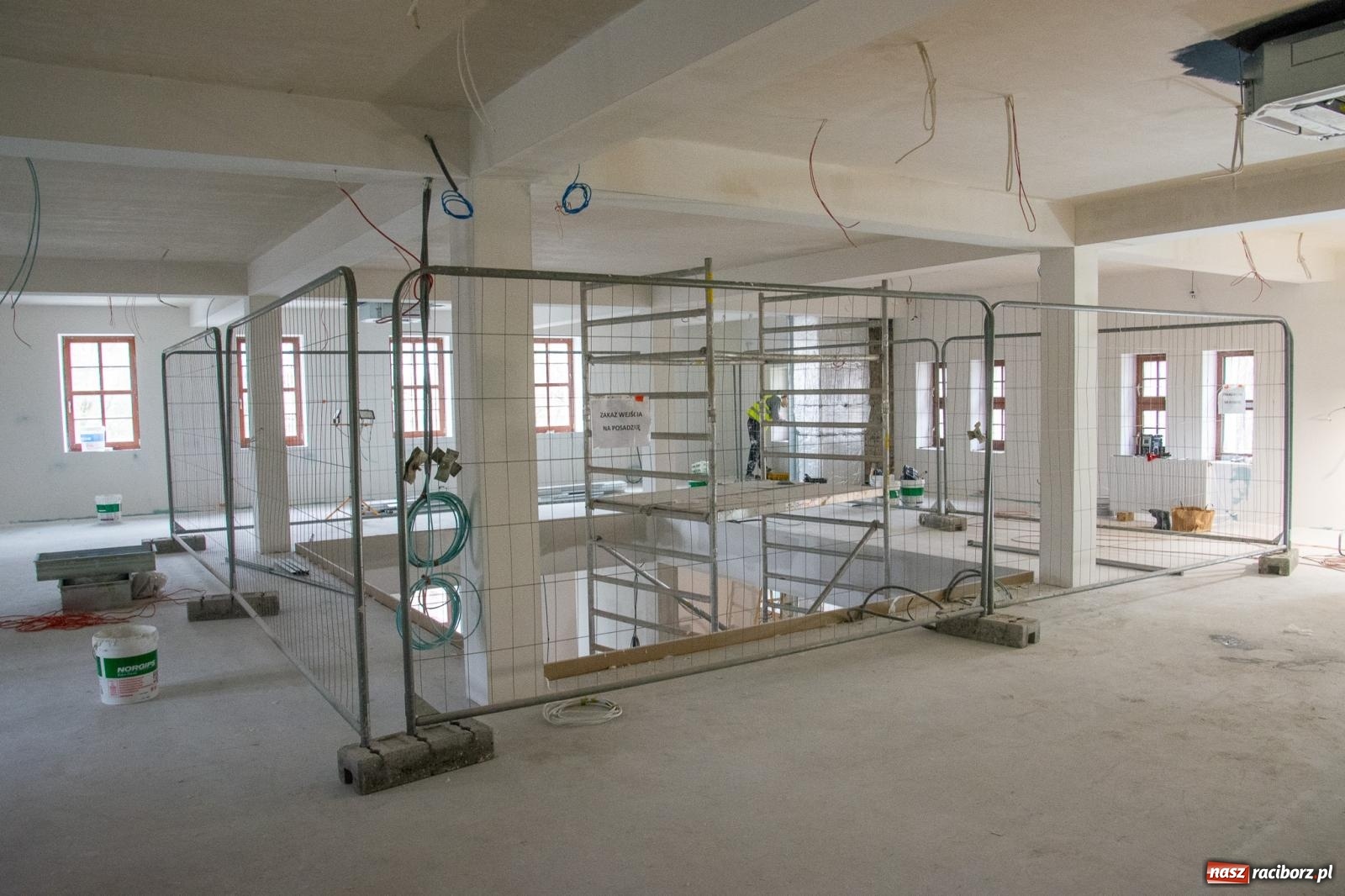 Zdjęcie w galerii na portalu naszraciborz.pl: Słodownia bez tajemnic. Starosta pokazał, jak powstaje multimedialne muzeum na zamku wiadomości z regionu