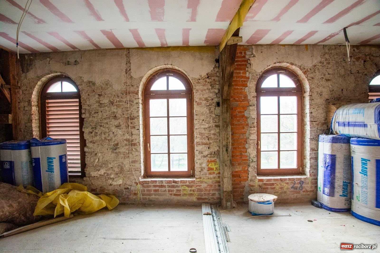 Zdjęcie w galerii na portalu naszraciborz.pl: Słodownia bez tajemnic. Starosta pokazał, jak powstaje multimedialne muzeum na zamku wiadomości z regionu