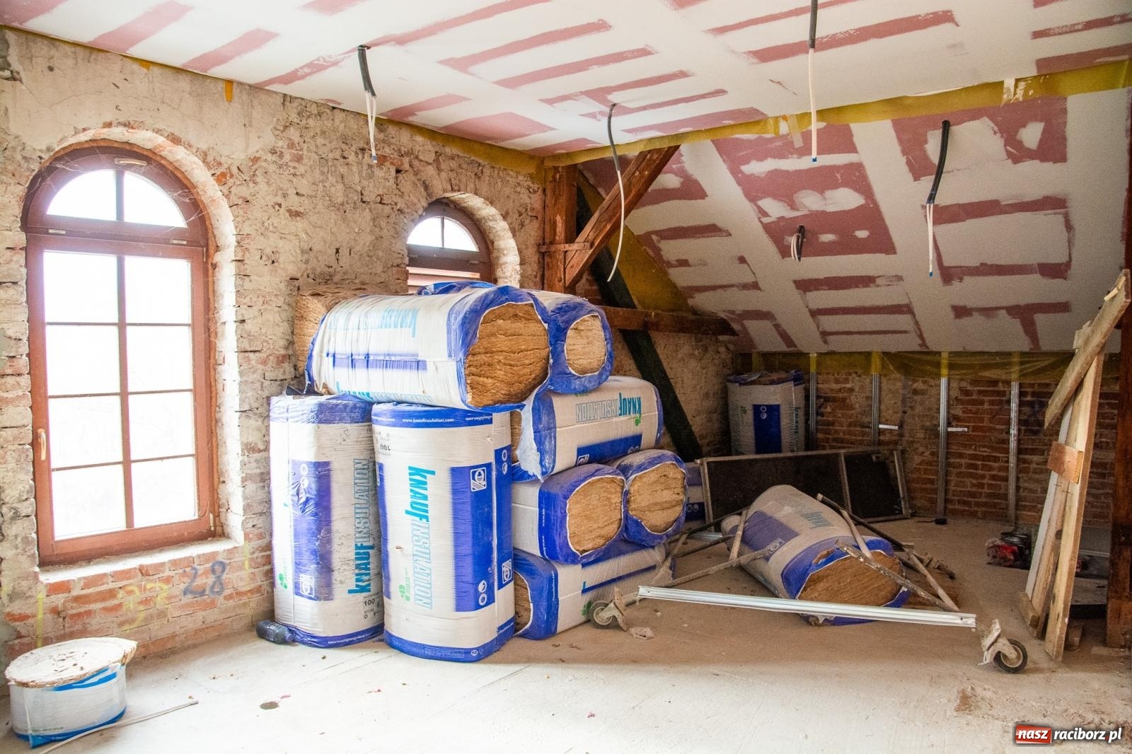 Zdjęcie w galerii na portalu naszraciborz.pl: Słodownia bez tajemnic. Starosta pokazał, jak powstaje multimedialne muzeum na zamku wiadomości z regionu