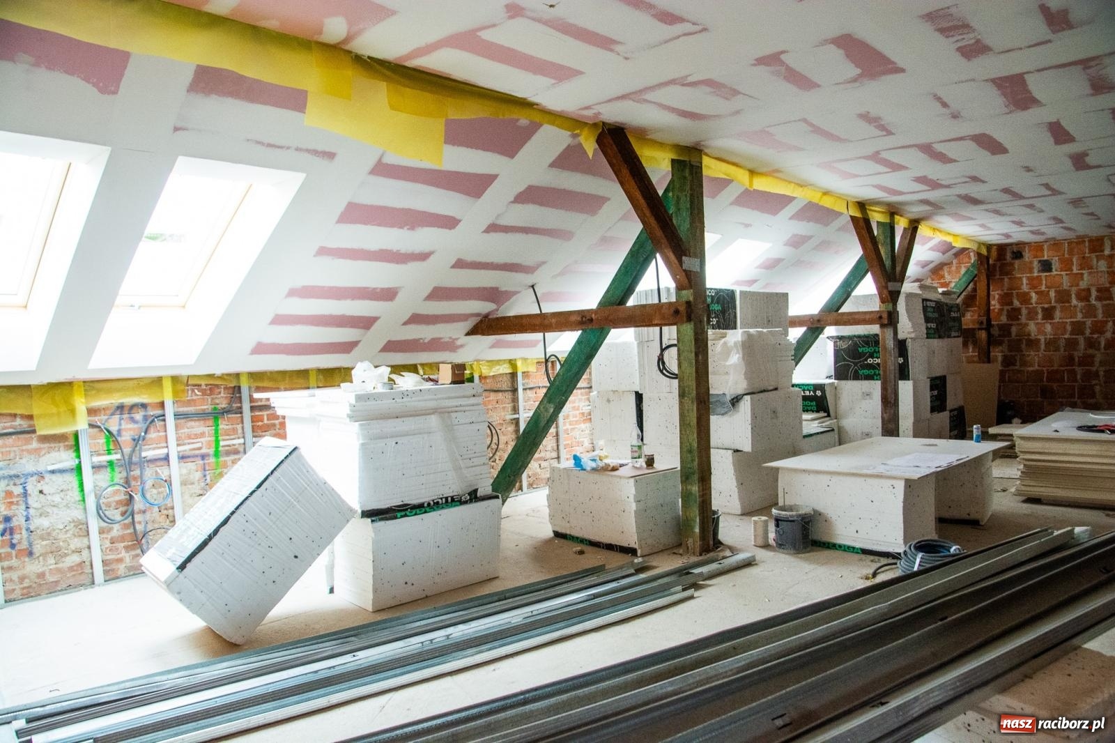 Zdjęcie w galerii na portalu naszraciborz.pl: Słodownia bez tajemnic. Starosta pokazał, jak powstaje multimedialne muzeum na zamku wiadomości z regionu