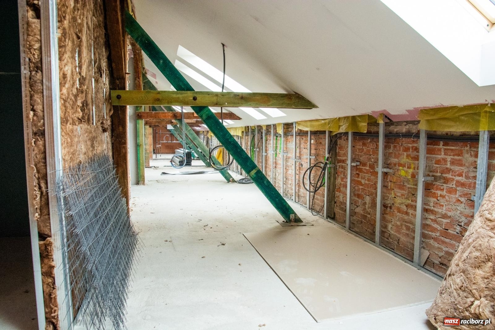 Zdjęcie w galerii na portalu naszraciborz.pl: Słodownia bez tajemnic. Starosta pokazał, jak powstaje multimedialne muzeum na zamku wiadomości z regionu