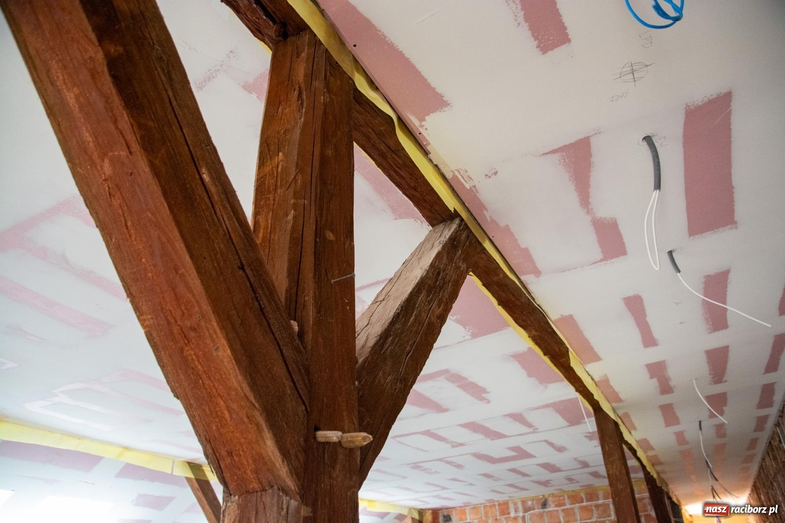 Zdjęcie w galerii na portalu naszraciborz.pl: Słodownia bez tajemnic. Starosta pokazał, jak powstaje multimedialne muzeum na zamku wiadomości z regionu