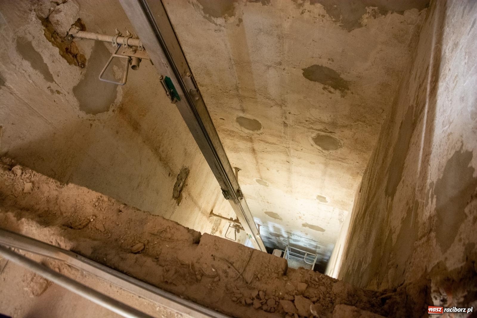 Zdjęcie w galerii na portalu naszraciborz.pl: Słodownia bez tajemnic. Starosta pokazał, jak powstaje multimedialne muzeum na zamku wiadomości z regionu