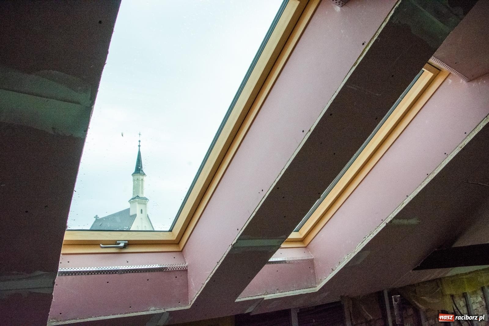 Zdjęcie w galerii na portalu naszraciborz.pl: Słodownia bez tajemnic. Starosta pokazał, jak powstaje multimedialne muzeum na zamku wiadomości z regionu