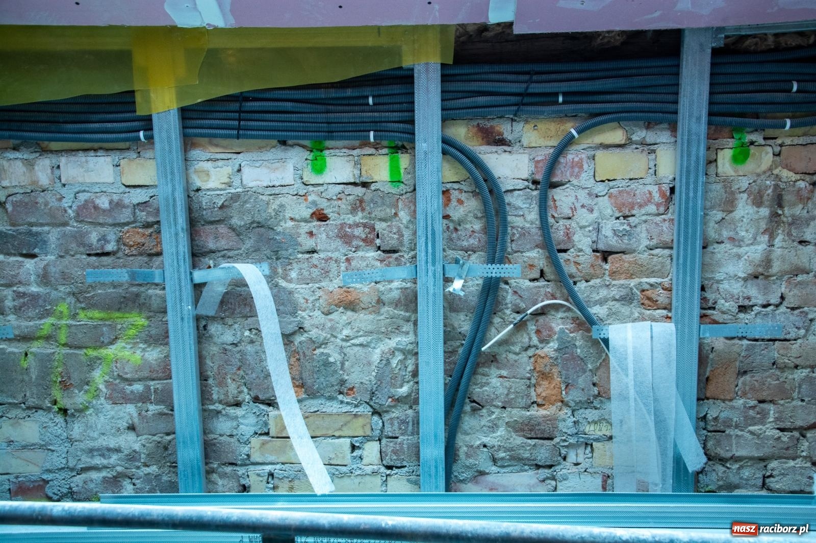 Zdjęcie w galerii na portalu naszraciborz.pl: Słodownia bez tajemnic. Starosta pokazał, jak powstaje multimedialne muzeum na zamku wiadomości z regionu