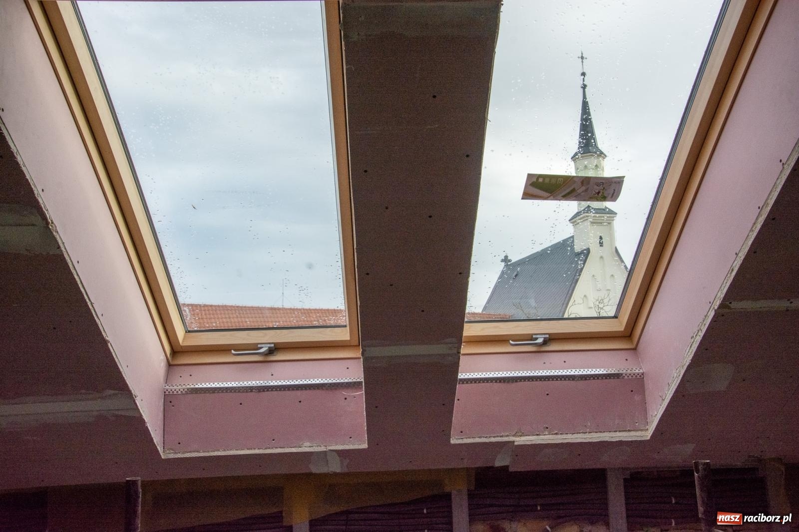 Zdjęcie w galerii na portalu naszraciborz.pl: Słodownia bez tajemnic. Starosta pokazał, jak powstaje multimedialne muzeum na zamku wiadomości z regionu