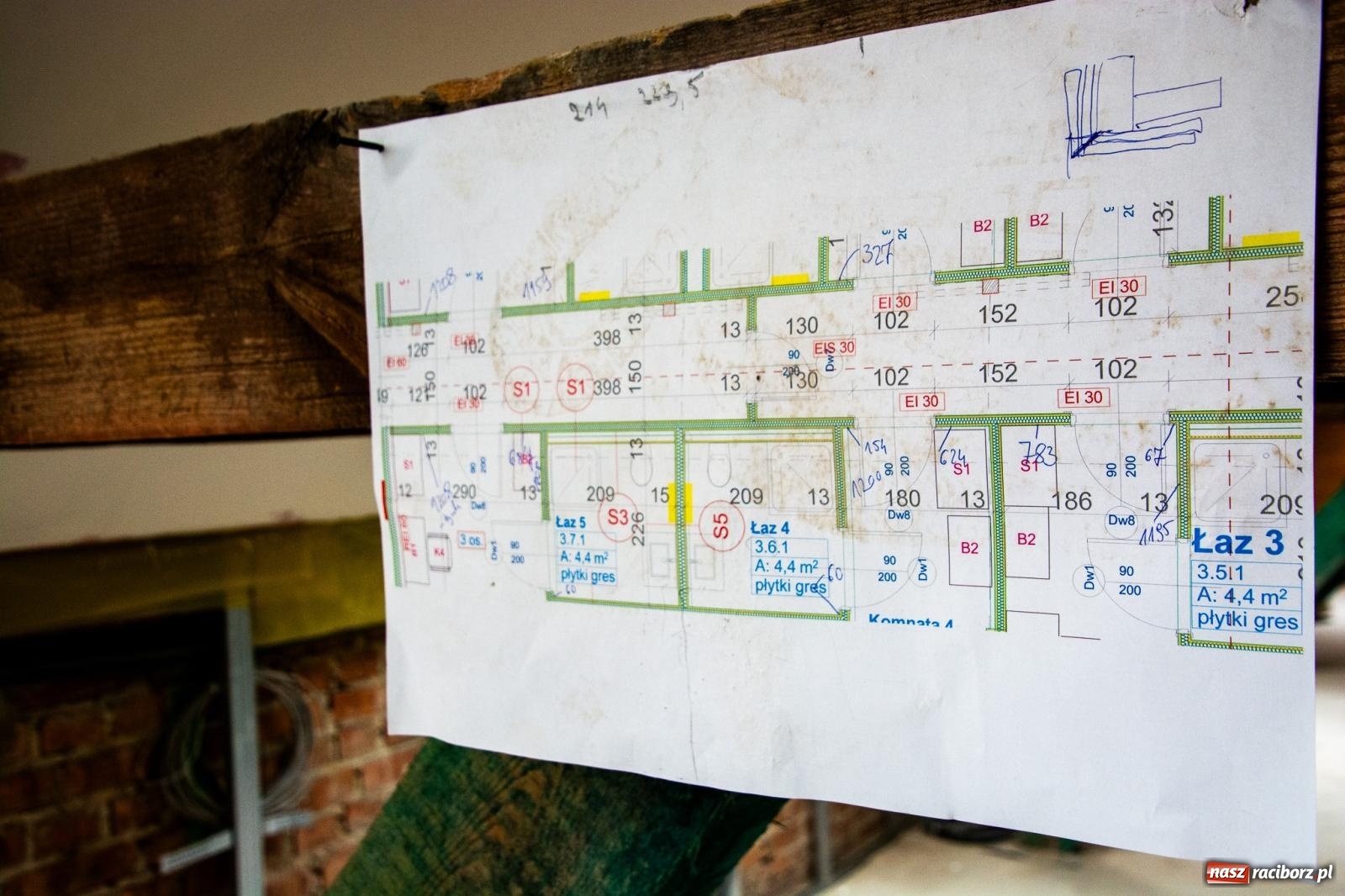 Zdjęcie w galerii na portalu naszraciborz.pl: Słodownia bez tajemnic. Starosta pokazał, jak powstaje multimedialne muzeum na zamku wiadomości z regionu