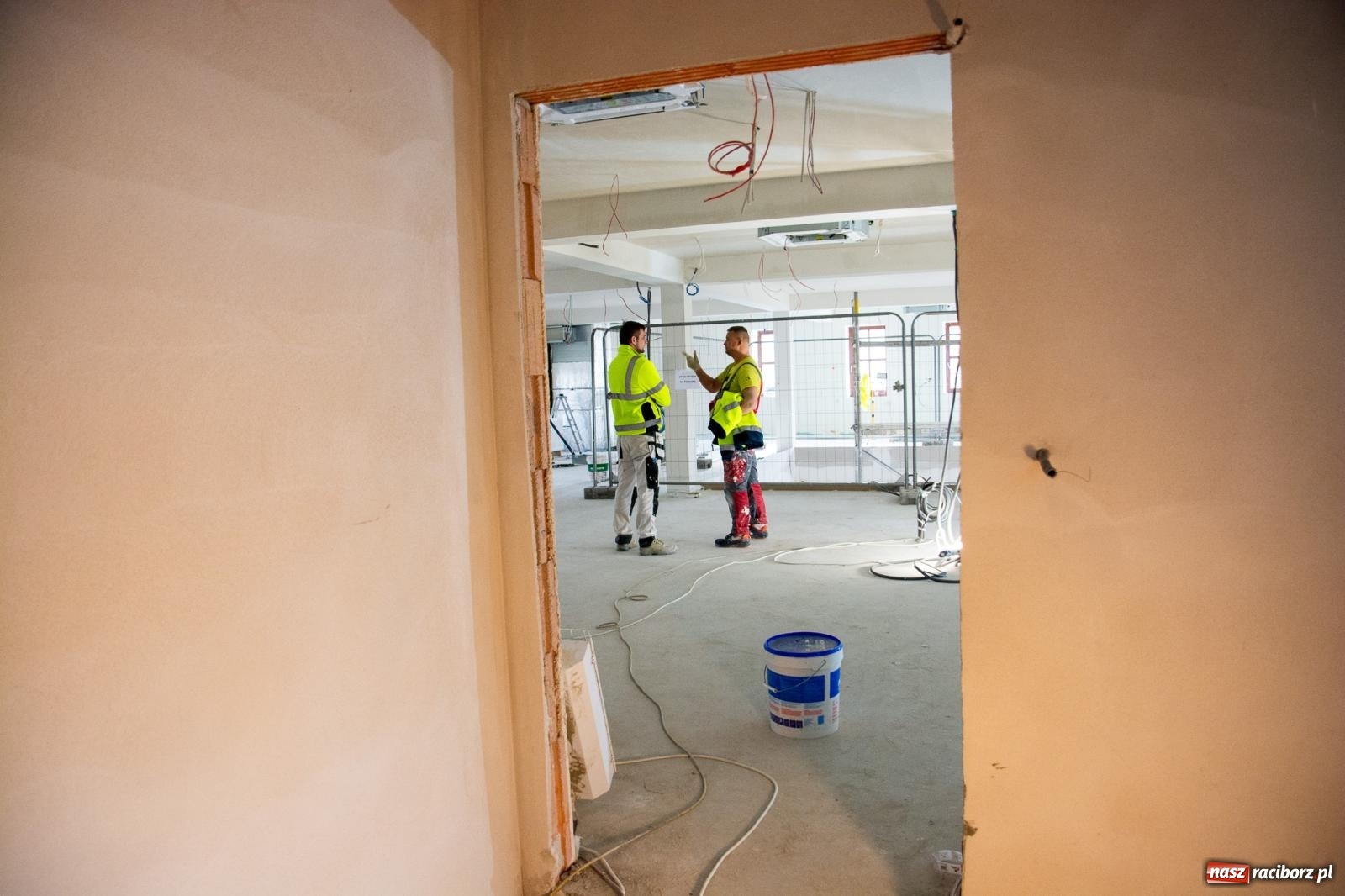 Zdjęcie w galerii na portalu naszraciborz.pl: Słodownia bez tajemnic. Starosta pokazał, jak powstaje multimedialne muzeum na zamku wiadomości z regionu