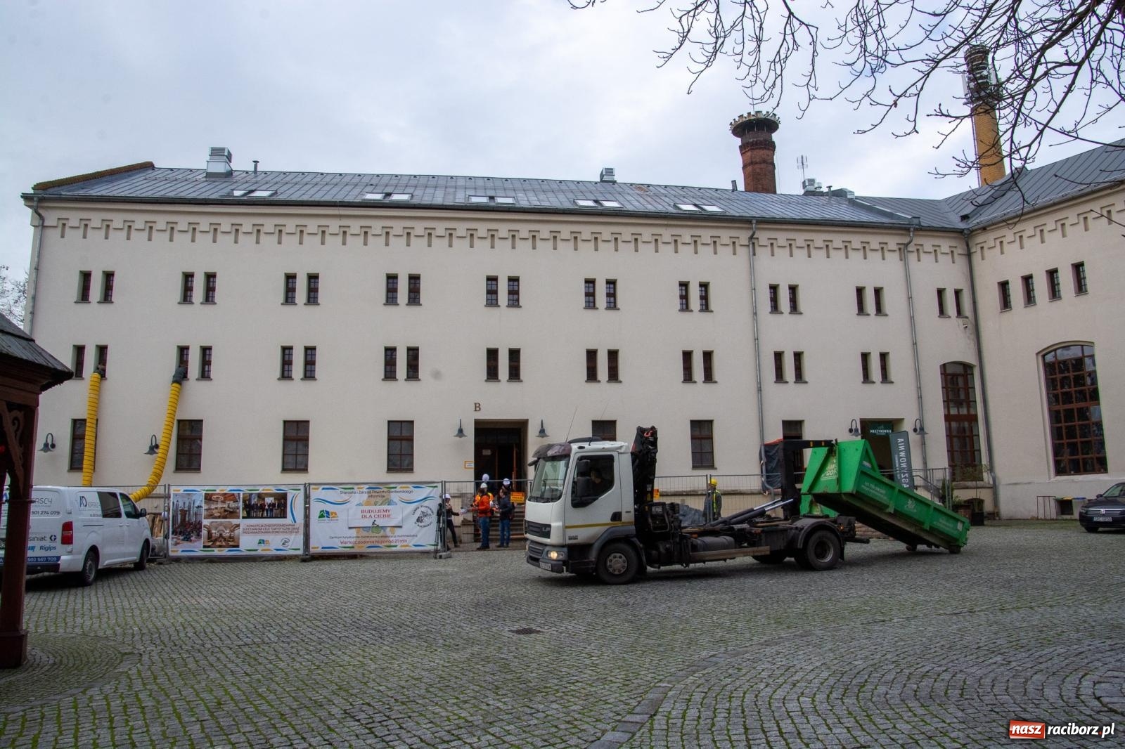 Zdjęcie w galerii na portalu naszraciborz.pl: Słodownia bez tajemnic. Starosta pokazał, jak powstaje multimedialne muzeum na zamku wiadomości z regionu