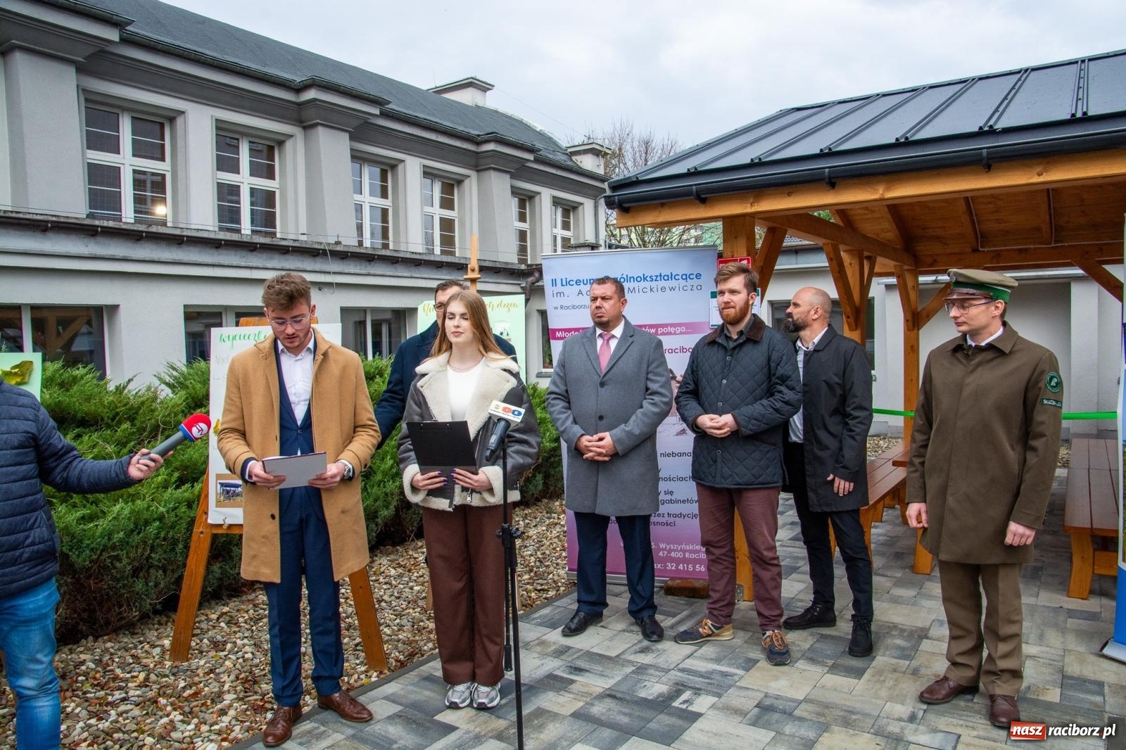 Zdjęcie w galerii na portalu naszraciborz.pl: II LO ma drewnianą altanę do lekcji w plenerze wiadomości z regionu