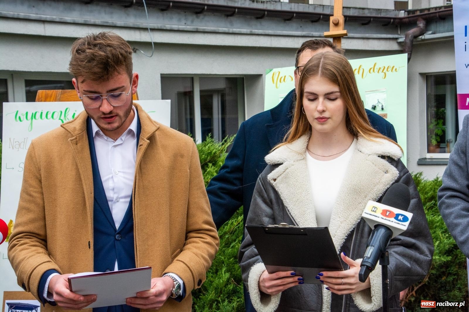 Zdjęcie w galerii na portalu naszraciborz.pl: II LO ma drewnianą altanę do lekcji w plenerze wiadomości z regionu