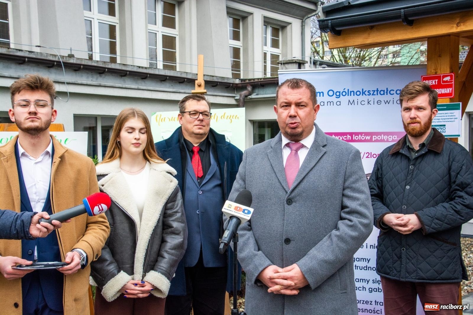 Zdjęcie w galerii na portalu naszraciborz.pl: II LO ma drewnianą altanę do lekcji w plenerze wiadomości z regionu