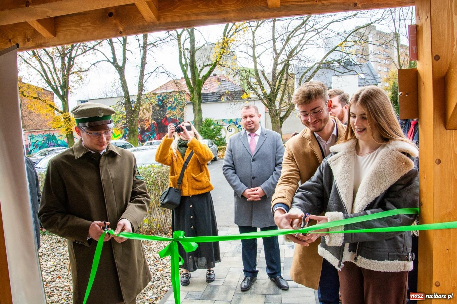 Zdjęcie w galerii na portalu naszraciborz.pl: II LO ma drewnianą altanę do lekcji w plenerze wiadomości z regionu